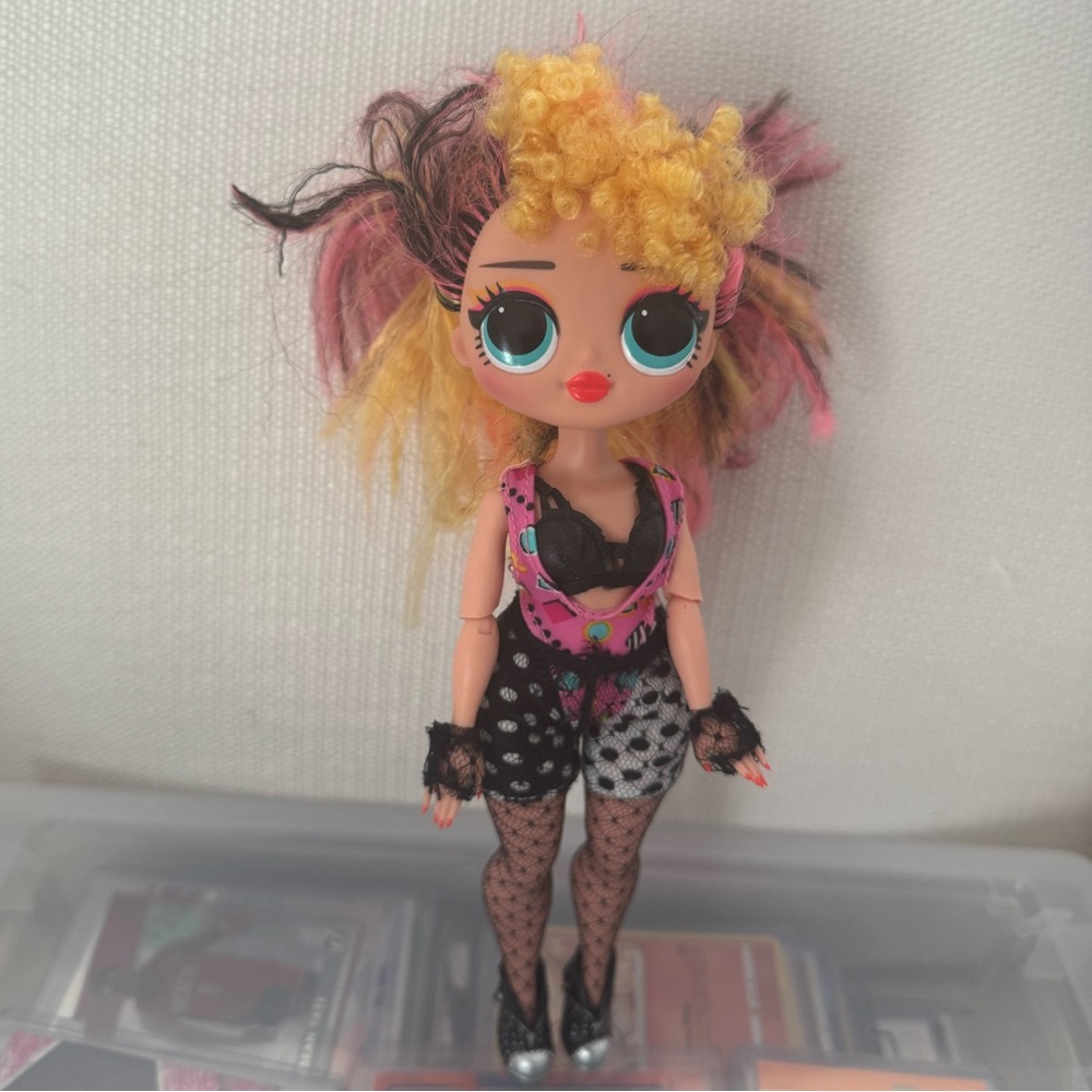 L.O.L. Surprise Omg Remix Pop BB. Fashion doll w/Pink, black, blond hair & shoes